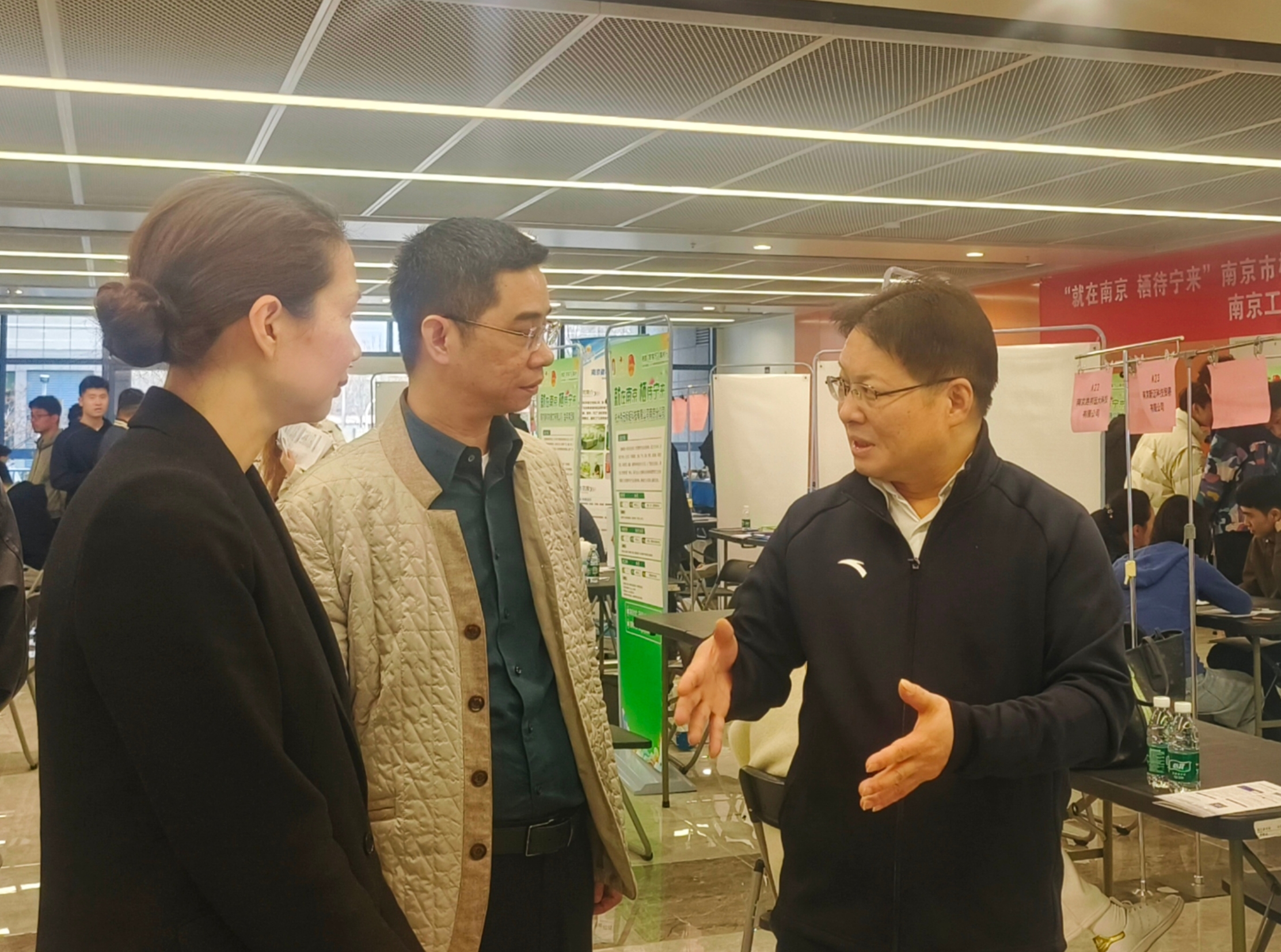 何学军与人社部门负责人交流.jpg